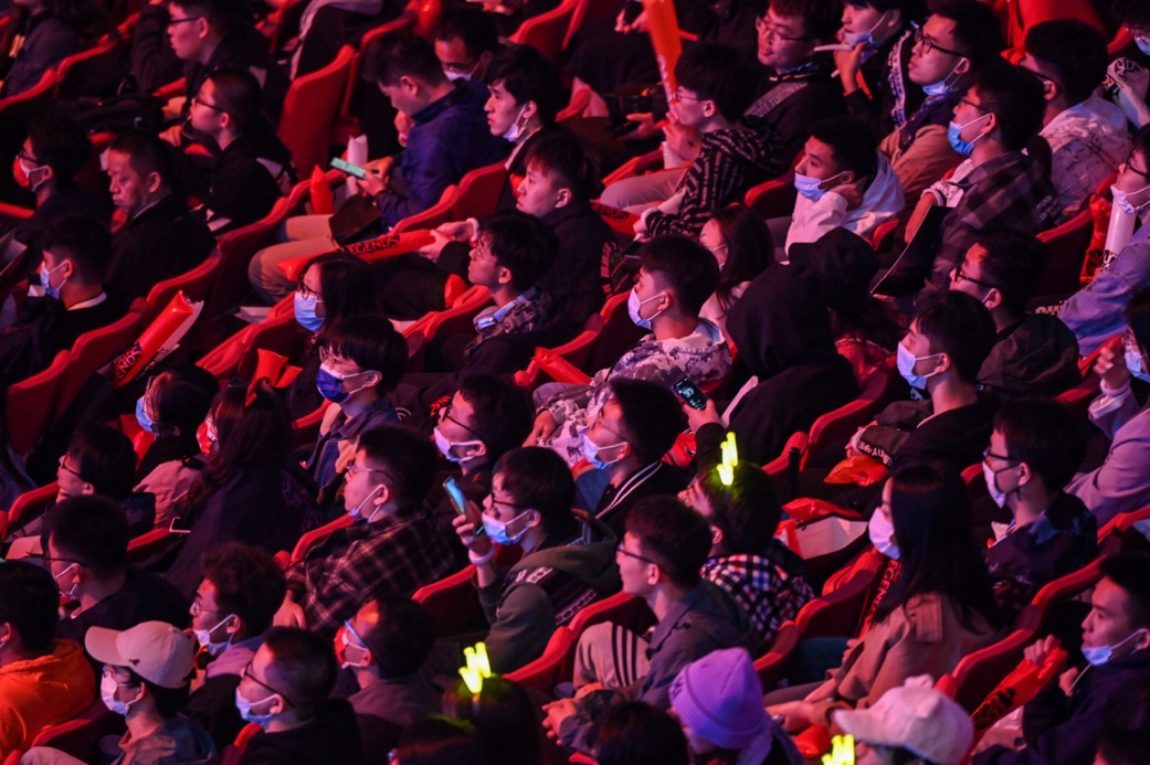 2020英雄联盟S10全球总决赛比赛进行中,观众在现场观看比赛。