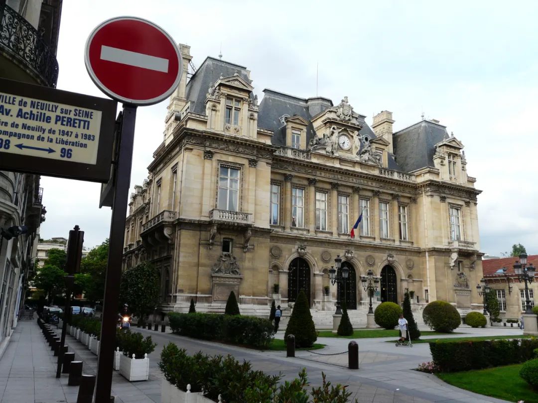 在巴黎7区,属于法国10%的富人每月税后收入至少11000欧元,这在法国创