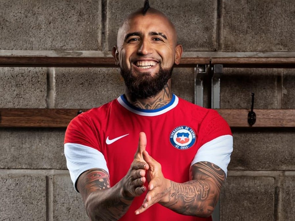 红蓝白智利国家队发布新款主客场球衣比达尔出镜