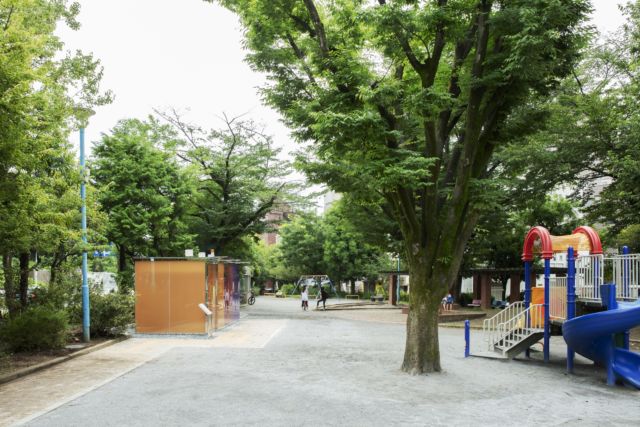 代代木深町小公园公厕与周围儿童乐园的色彩呼应。