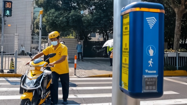 过街交通信号灯由行人控制，这“高大上”设施上海浦东也有啦