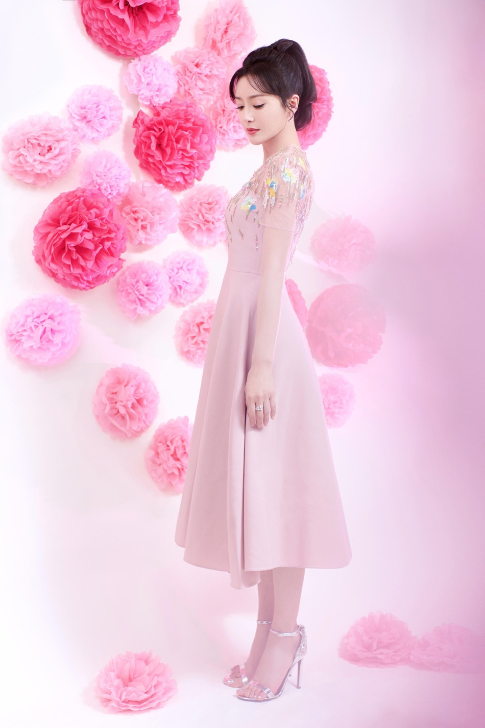 秦岚仙气十足02粉色纱裙搭配马尾造型