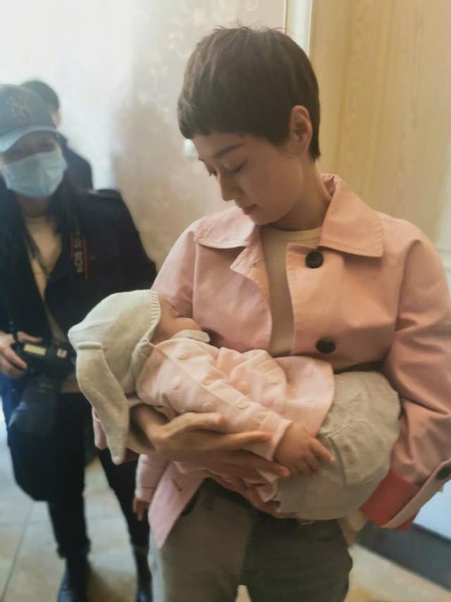 马伊琍晒"三胎女儿"满脸宠溺,网友错认是孙俪,直呼邓超又当爹