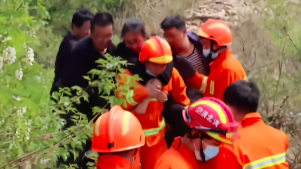 救助受伤女游客，消防员接力“下长城”