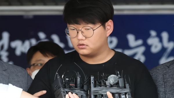 韩国N号房创建人示众，承认有50名受害者_凤凰网视频_凤凰网