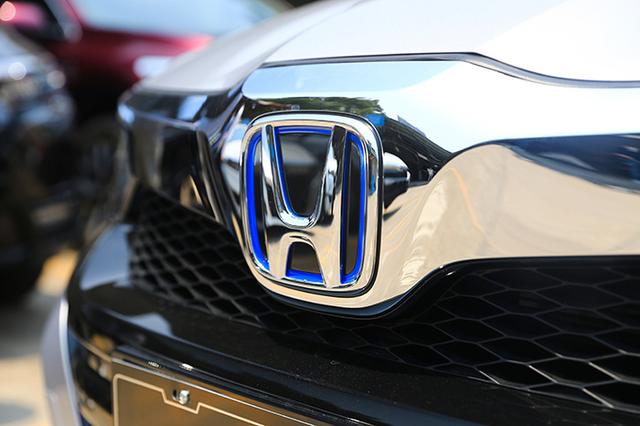 通过翼子板以及车尾的hybrid 标志,可以辨认我们眼前这台凌派的真实