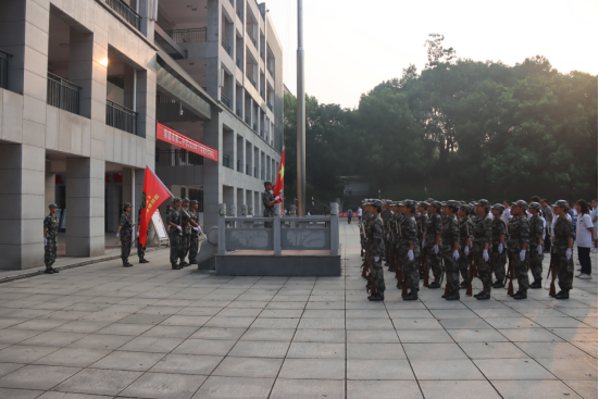 常德市二中首届国防班组成国旗护卫队