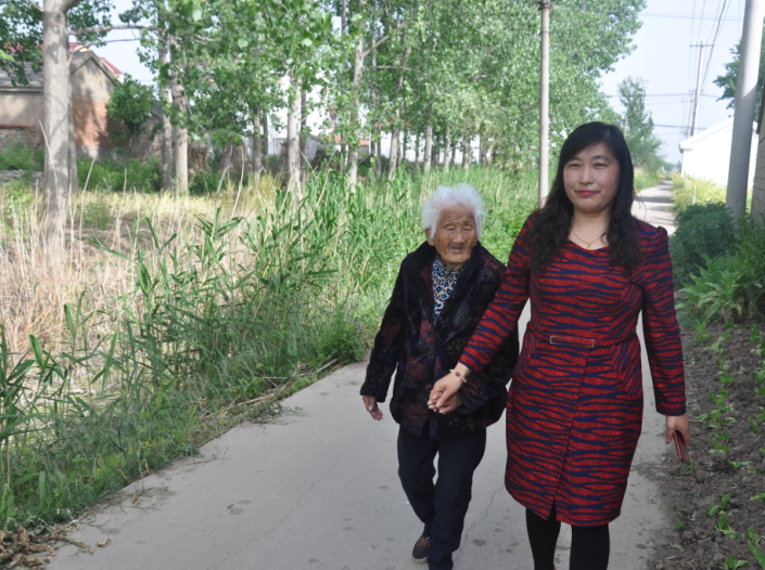 20年如一日,孙媳妇照顾奶奶获村民点赞