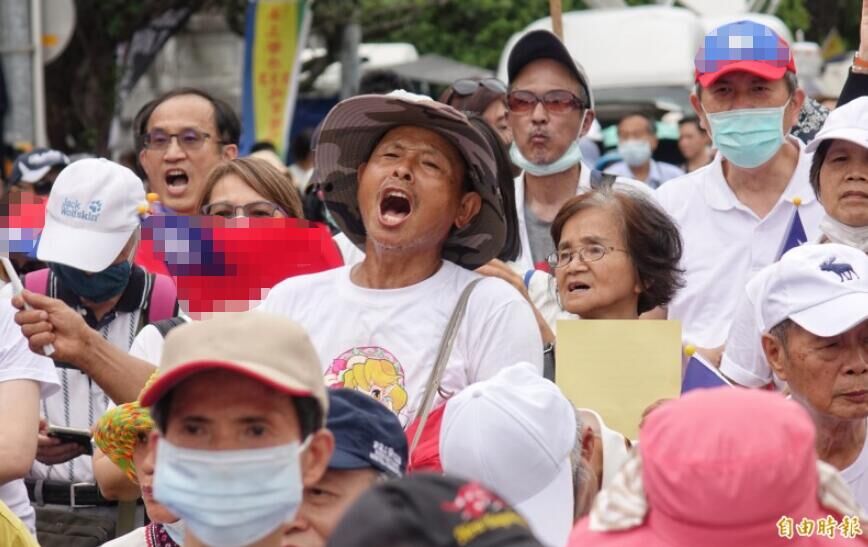 台民众13日在台北凯达格兰大道集会（图源：台湾《自由时报》）