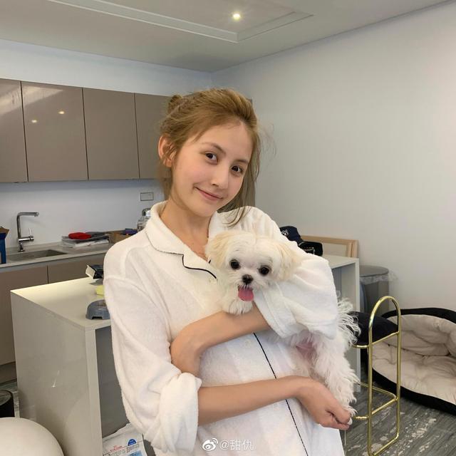 网红甜仇晒美照地板细节被扒,搬进王思聪买的新房了?