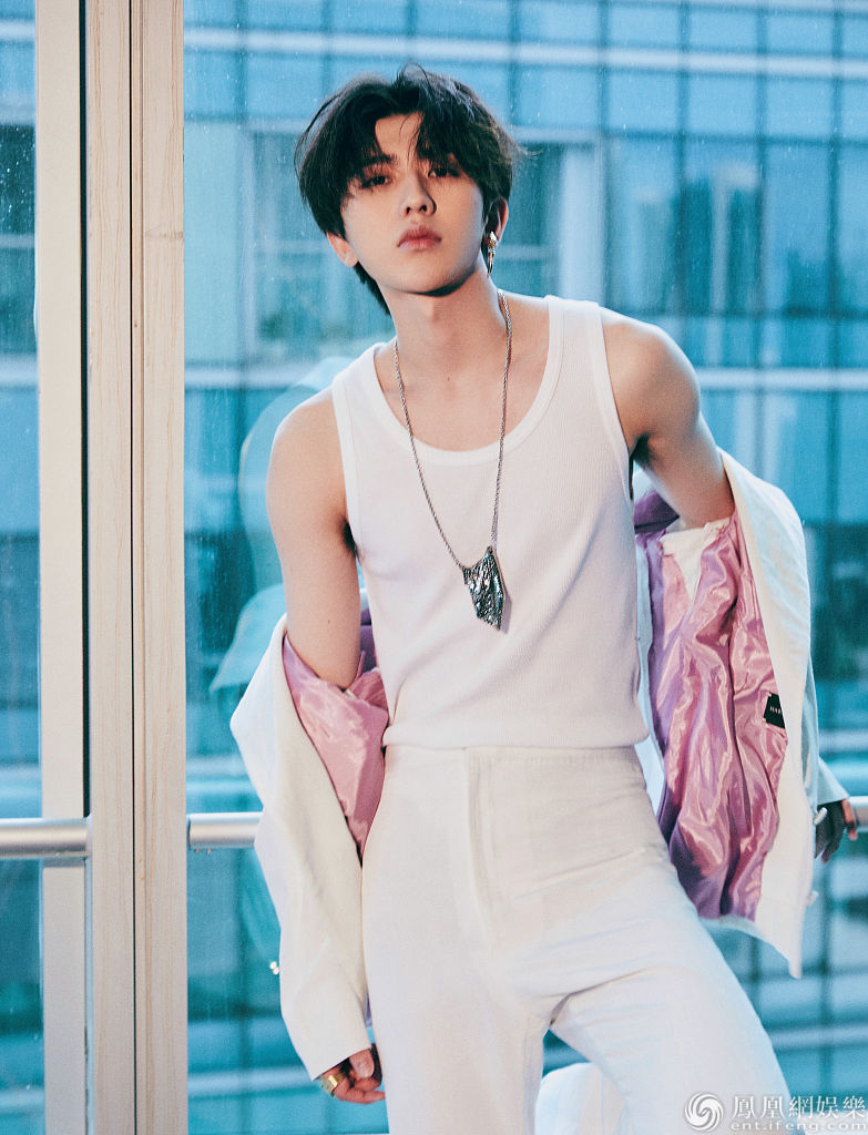 芳心纵火犯蔡徐坤穿喇叭裤帅气摩登敞外套露肩太撩人