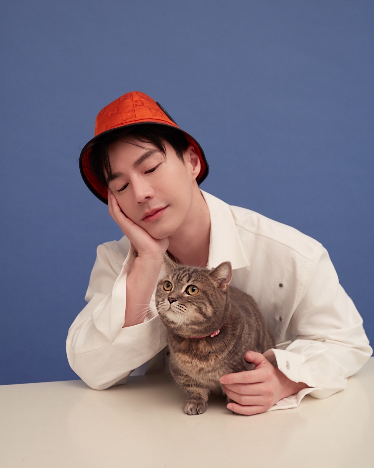 王冠逸最新杂志封面大片演绎温柔猫系男友