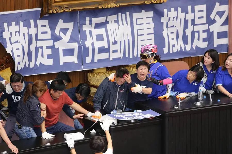 蓝绿打了一个星期到底没有挡住陈菊 细数那些年他们打过的架