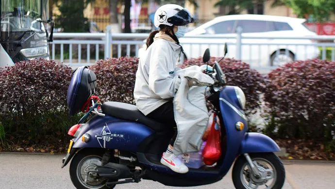 "这个东西马上会刷爆每个人的朋友圈",配图是一个电动车头盔