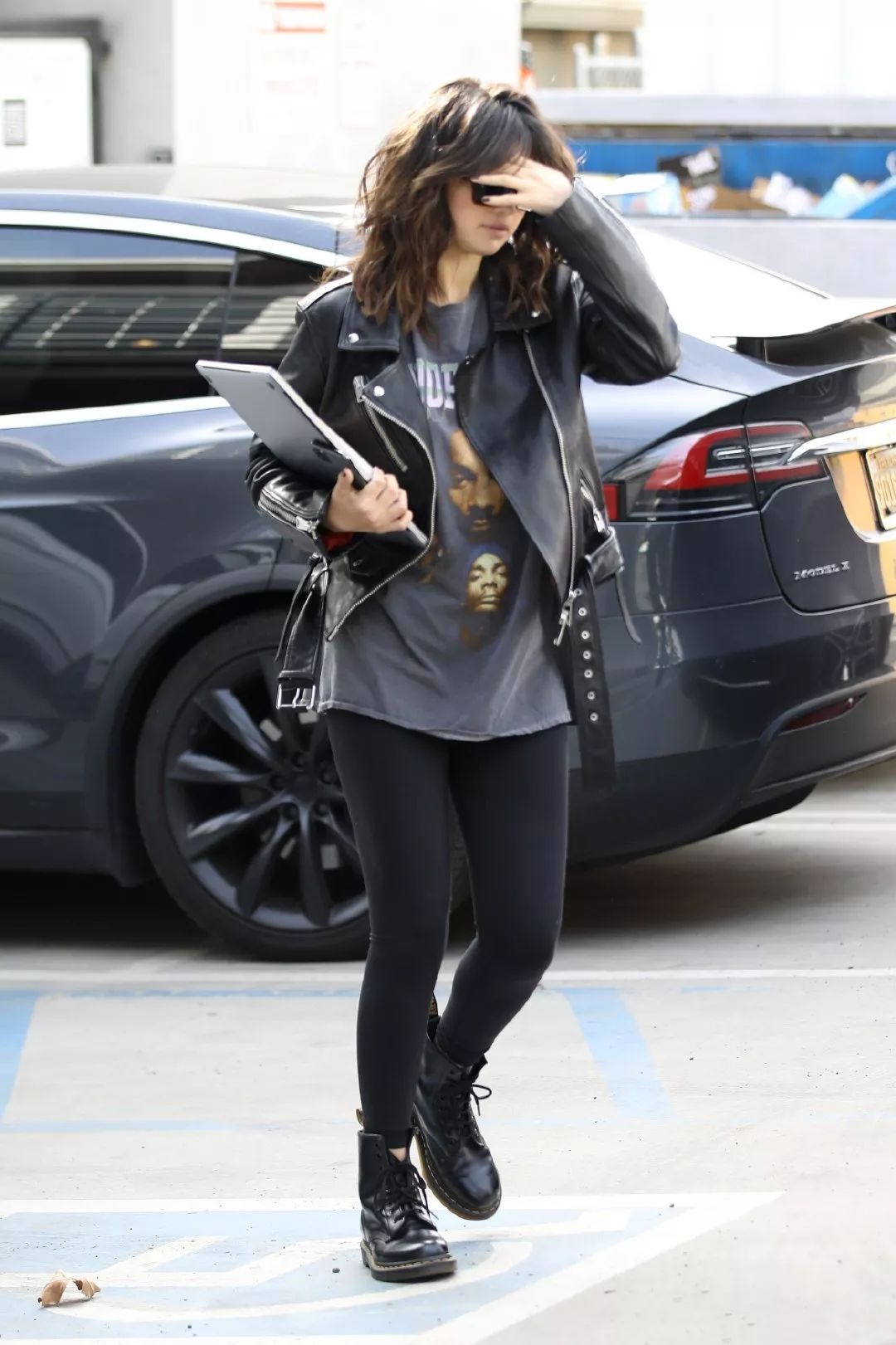 新晋美妆博主赛琳娜出街皮衣搭阔腿裤气场足大红唇尽显女人味