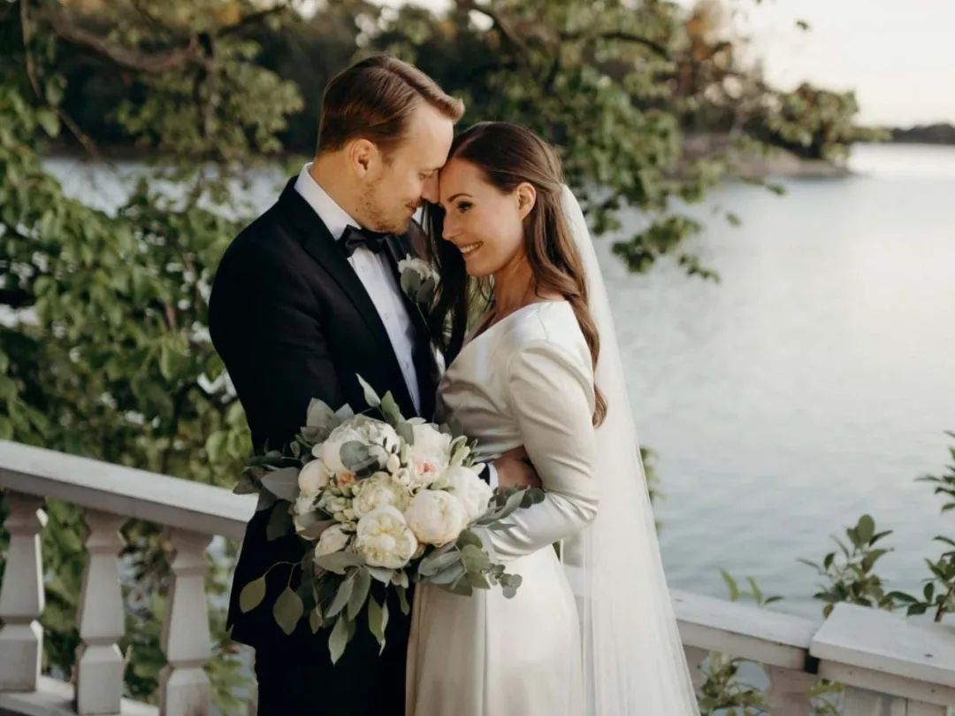 晒婚纱照时马林写下的话,更像是一份结婚誓词: "我们在一起见证了许