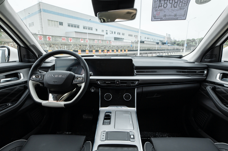 整体来看,新车内饰风格与星途lx接近,提供12.3英寸全液晶仪表盘和12.