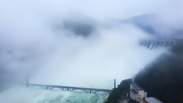 新安江水库9孔泄洪，建德城区航拍景象