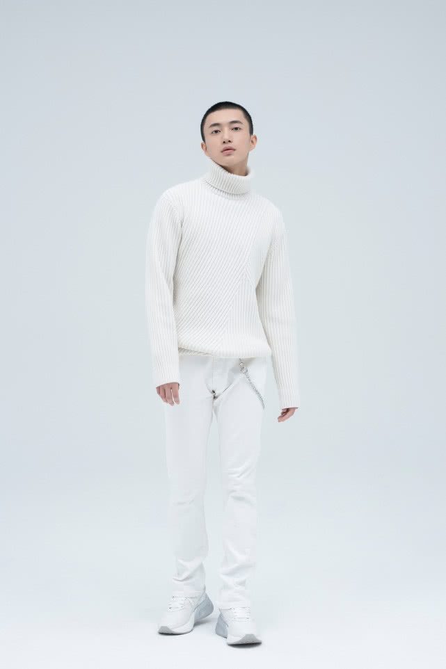 张博涵平头造型清爽有型 白毛衣展现阳光气息