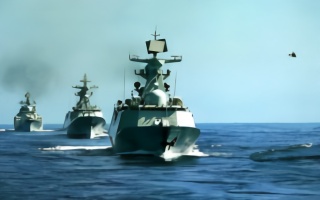 美国军舰刚闯进南海，中国海军编队就在南沙演习