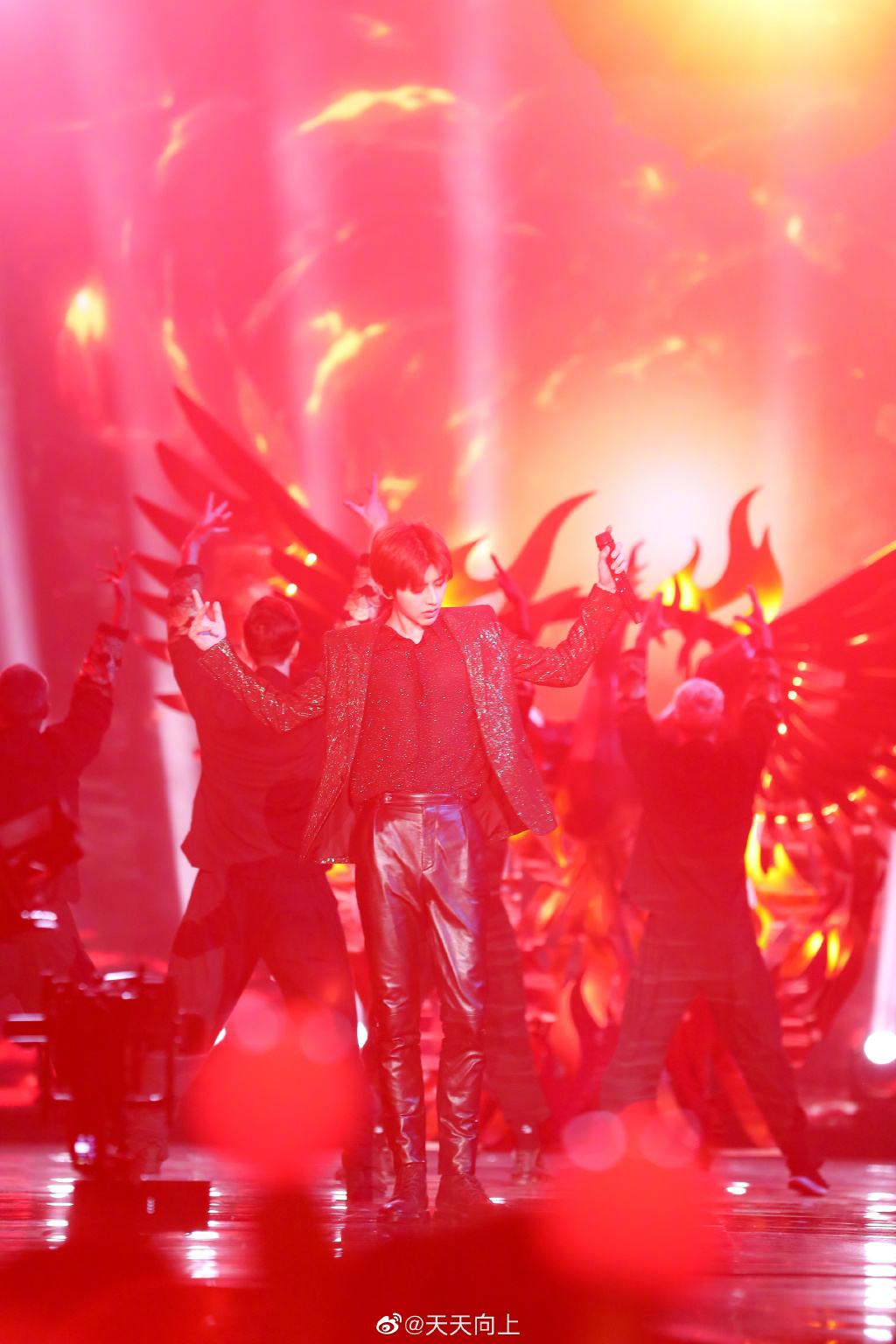 蔡徐坤湖南卫视春晚帅照来袭气场全开的小狮子随时准备炸裂全场