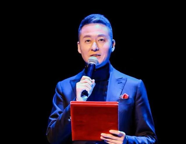 央视主持人姚雪松非科班出身曾当过工人一路走来他历经艰辛