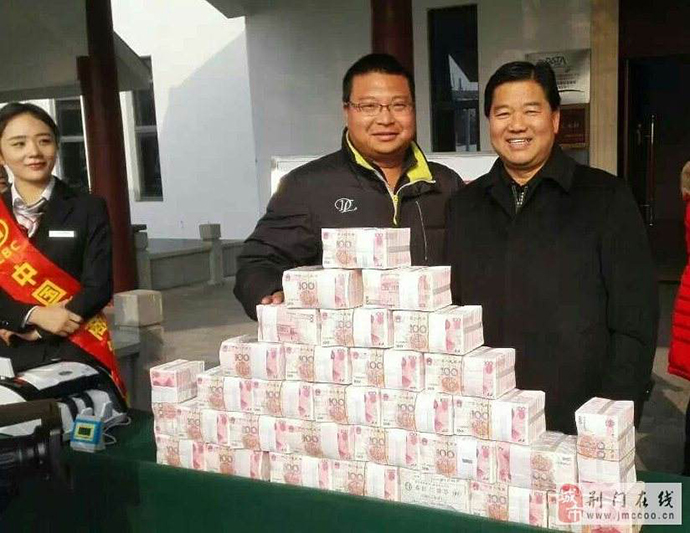 2015年,张德华高调地给村民分红,现场发放现金.图片来源于网络