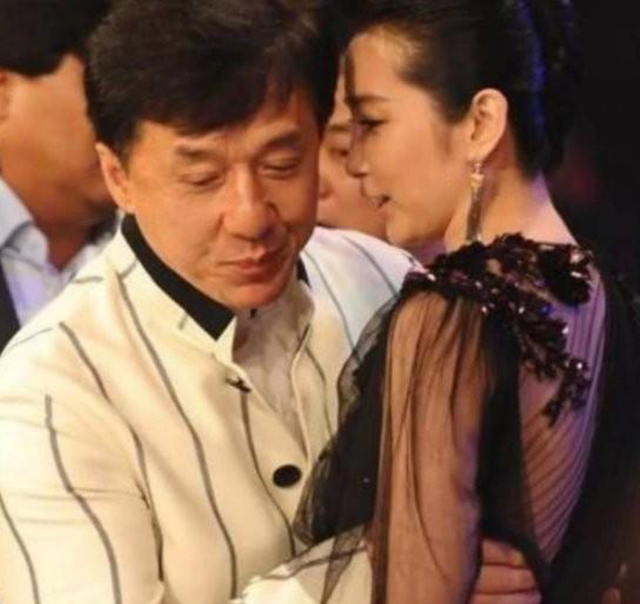 成龙与女星们合影,总是"动手动脚"的,只有她成龙不敢碰__凤凰网