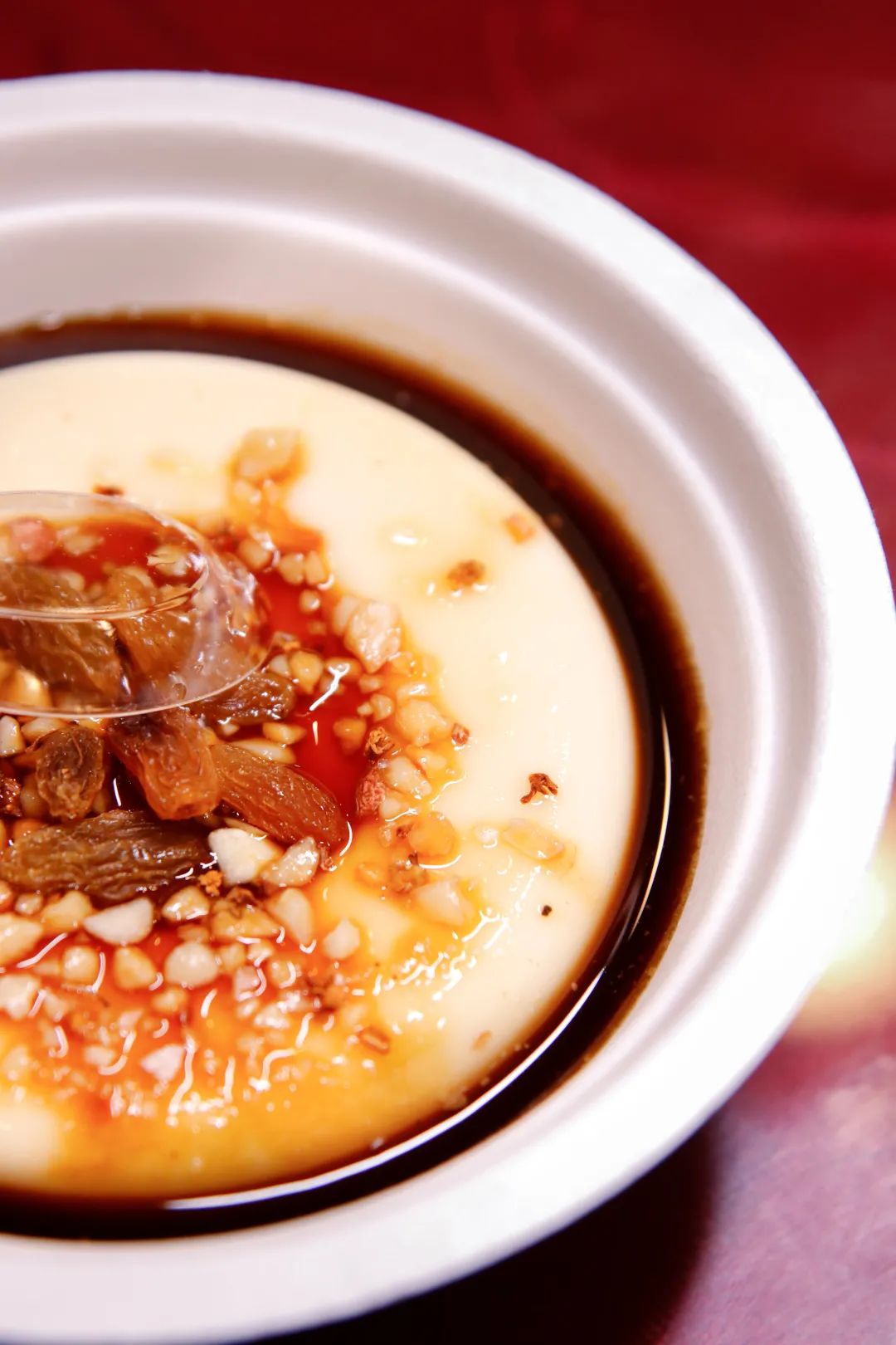 还有些许山楂碎和葡萄干作为配料 浓稠的红糖水为整份冰豆花增加了