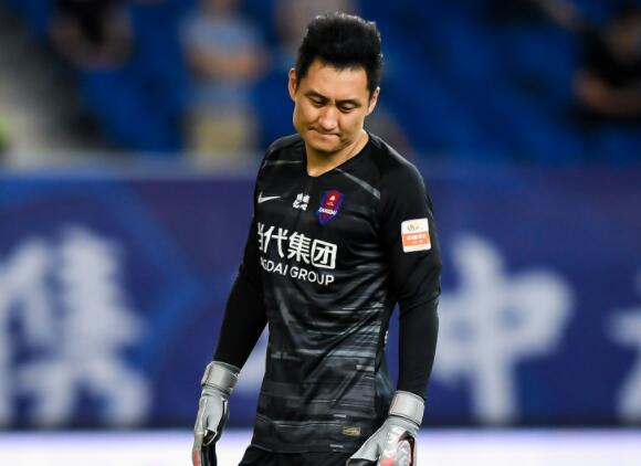 gif:上半场就拖延时间?邓小飞开门球太慢被马宁出示黄牌