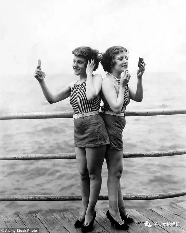 一出生就被卖掉的连体姐妹花被迫学动物表演假婚病死公寓