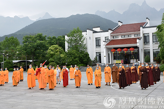 安徽九华山佛学院举行升国旗仪式(图片来源:凤凰网佛教 摄影:九华山