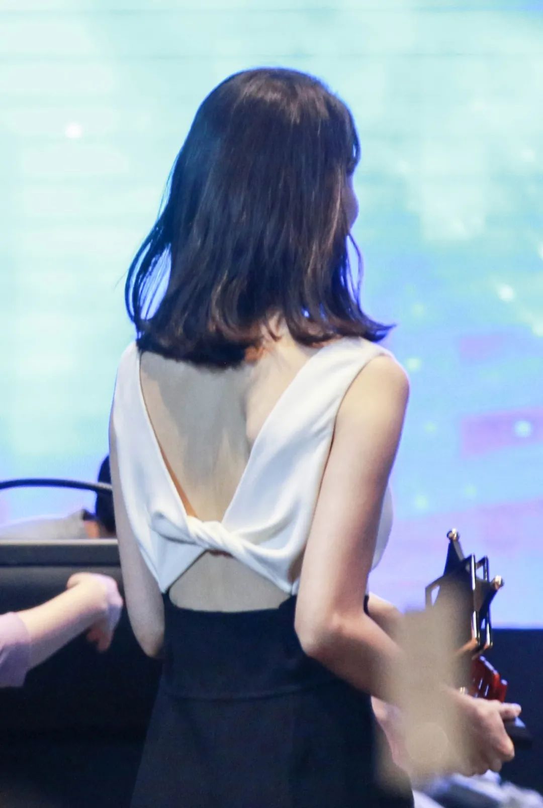 允儿很注重全身肌肤的保养,看这背影就知道她皮肤有多好.