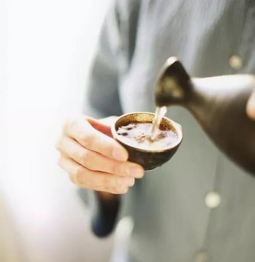 三条基本的酒桌礼仪展现你的个人修养成大事者必学