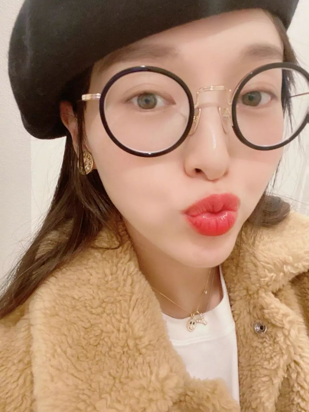 准妈妈唐嫣新年营业毛绒外套配画家帽减龄嘟嘴卖萌少女感不减