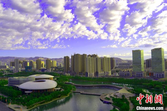 雨後初霽 新疆庫爾勒市彩雲映照城市如夢如幻