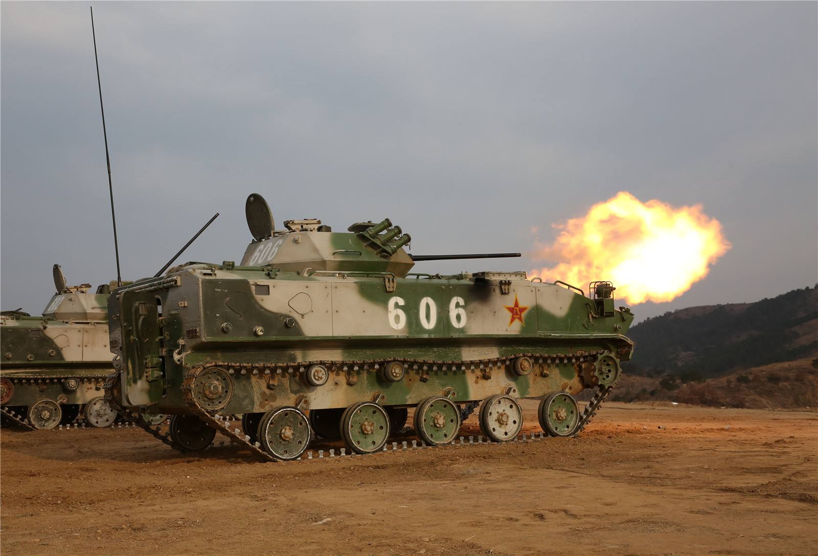 它的载重达到了60吨,一可以运送6到7辆03式步兵战车(战斗全重约9吨)