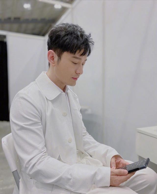 张萌曝黄晓明总给姐姐们发红包，一人200超大气