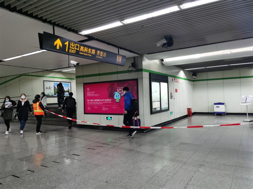 乘客明显多了限流门反而不曾关闭过记者亲历地铁2号线唐镇站早高峰