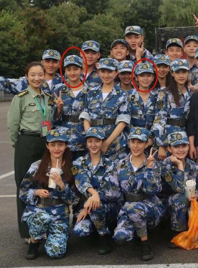 各种可查证的资料上显示关晓彤和周也是同班同学,她们在军训的时候