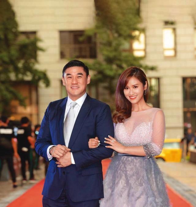 53岁吴大维喜获千金如愿以偿做父亲,晒父女合照表情逗趣父爱满满