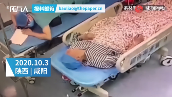 手术前医生躺上病床，为87岁老人示范手术体位