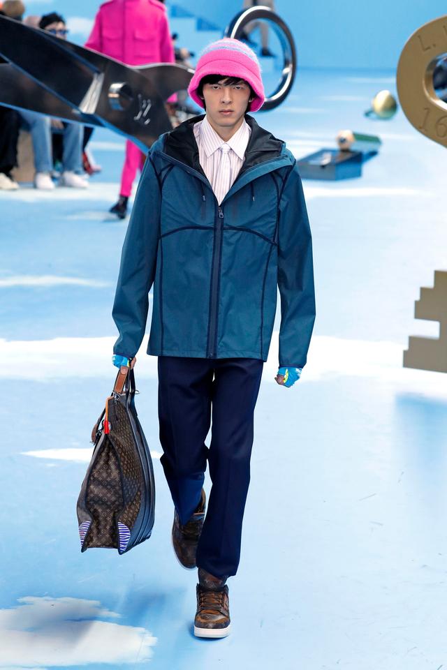 在法国巴黎男装周上,模特展示路易威登品牌2020/2021秋冬新款服装