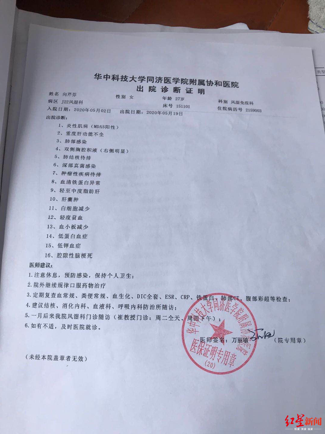 两岁男孩跟奶奶街头卖冰粉他的妈妈一个月前在武汉去了天堂