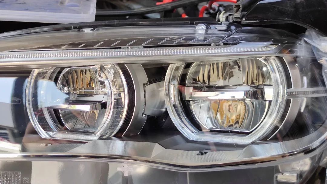 另一旁的小师傅已经把我的原车灯包好,还真严实