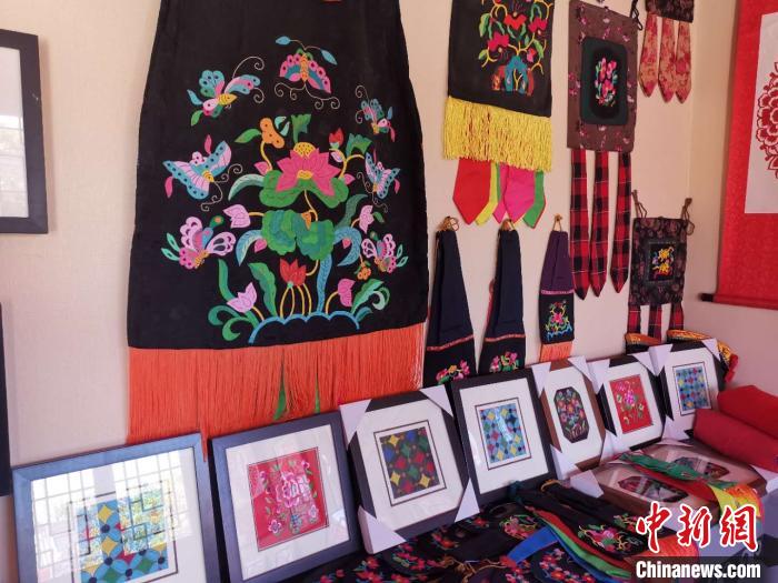 图为正月的刺绣作品展。 乌娅娜 摄