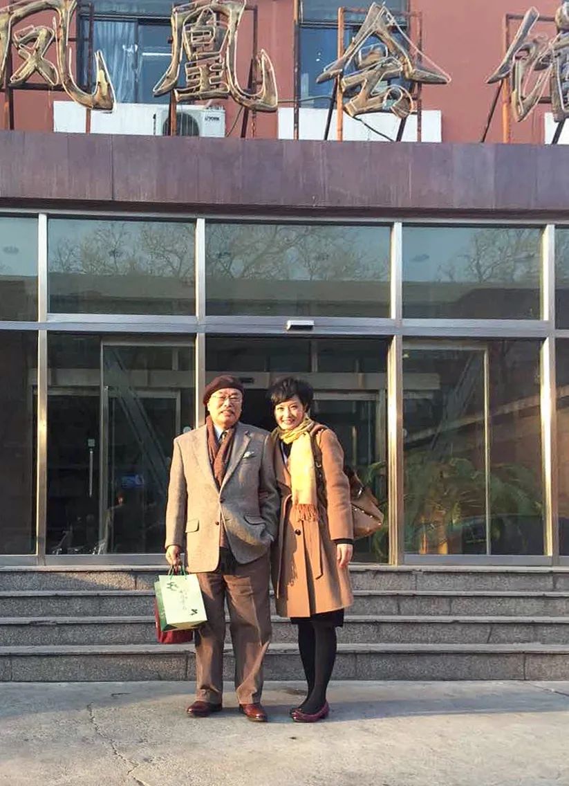 ▲阮次山先生和梁茵于北京凤凰会馆前合影