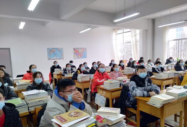 目前牟平一中假期在校新疆生557人,新疆内派老师6人.