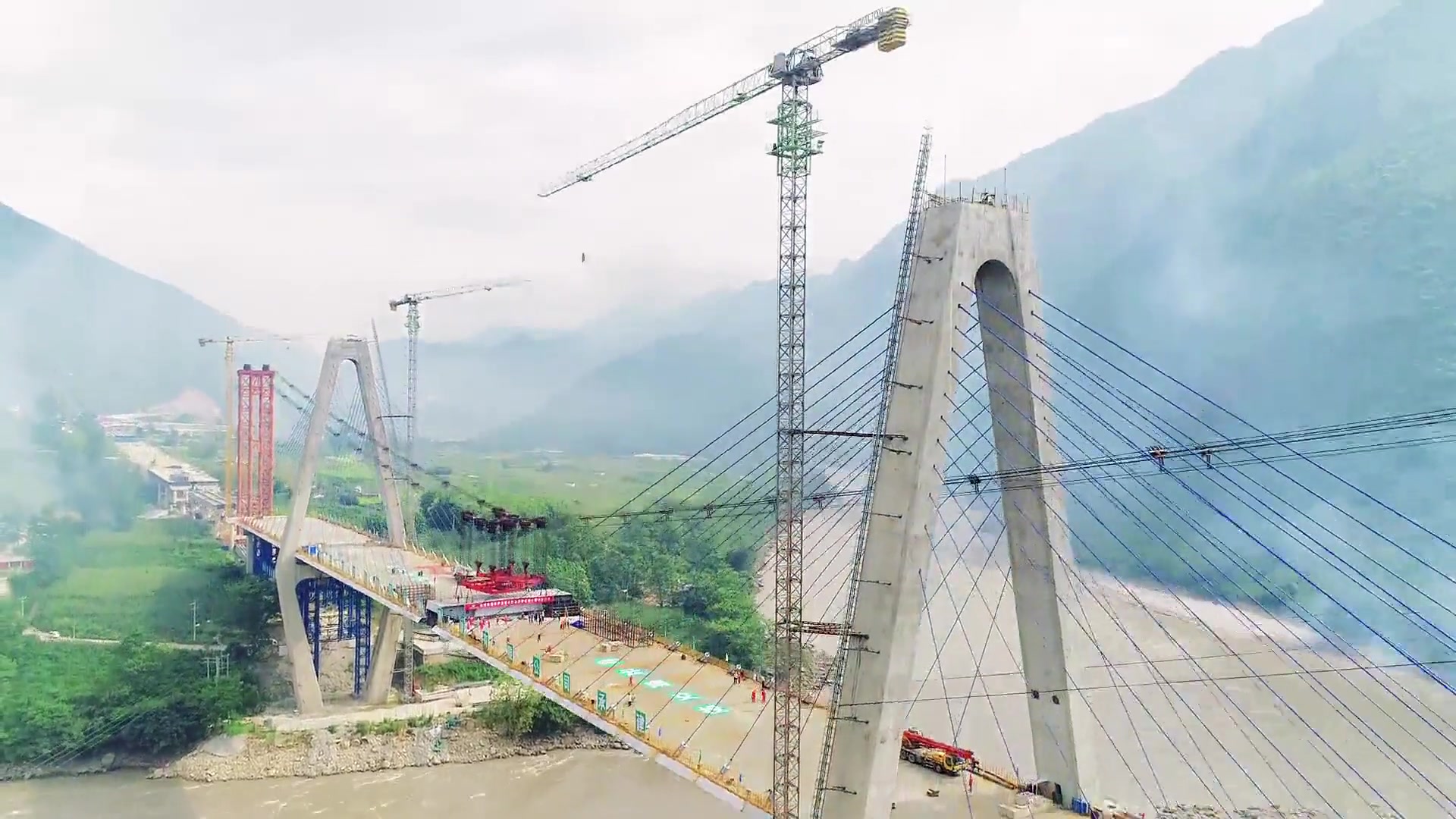 视频保泸高速勐古怒江特大桥合龙精彩瞬间
