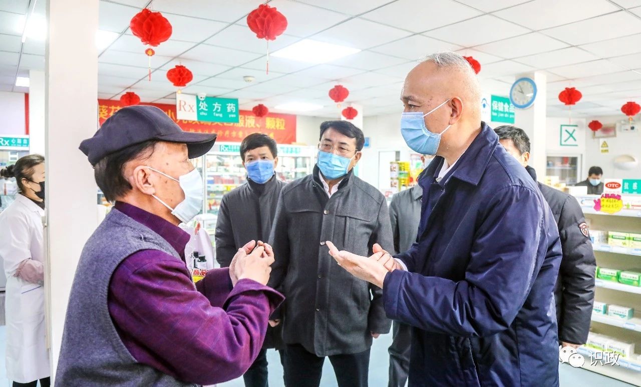 蔡奇走進翠微路西側的同悅康欣大藥房,詢問個人防護用品銷售和庫存